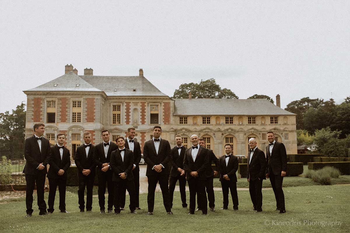 Le marié et ses best men devant le château