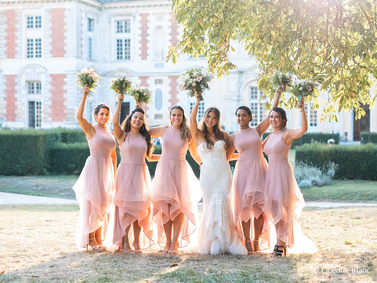 Tenues de la mariée et des jeunes filles d'honneur