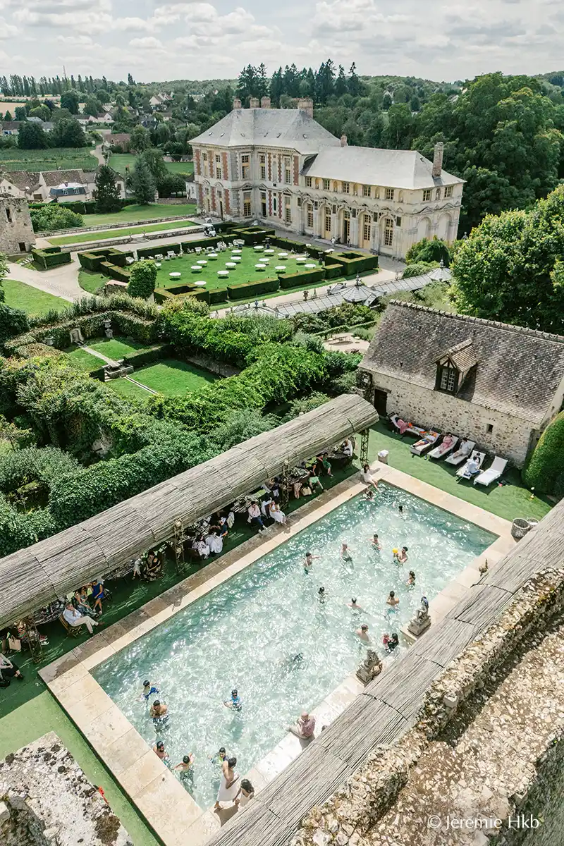 la veille d'un mariage de semaine, la piscine est essentielle