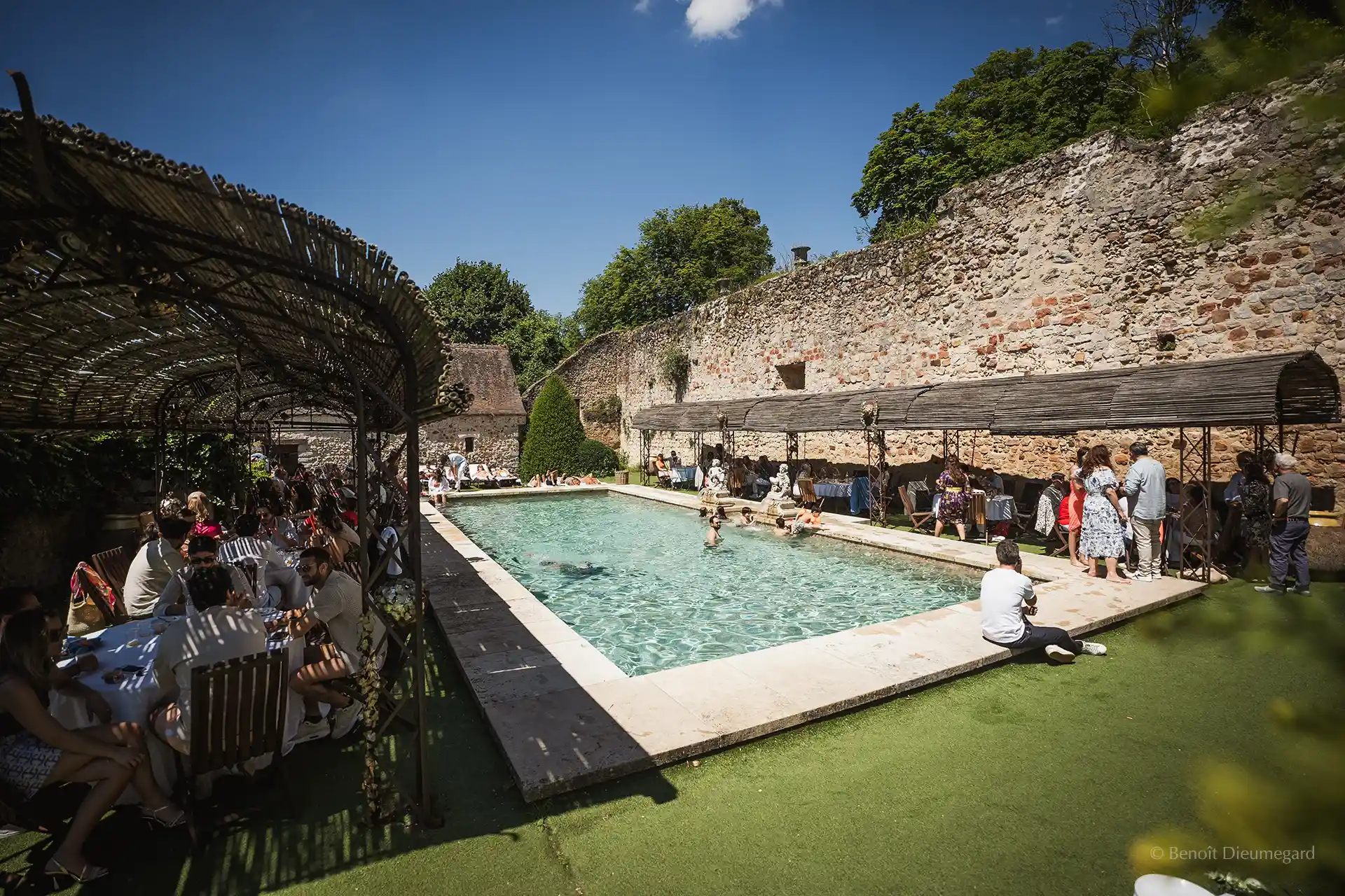 les invités profitent de la piscine à la veille du mariage
