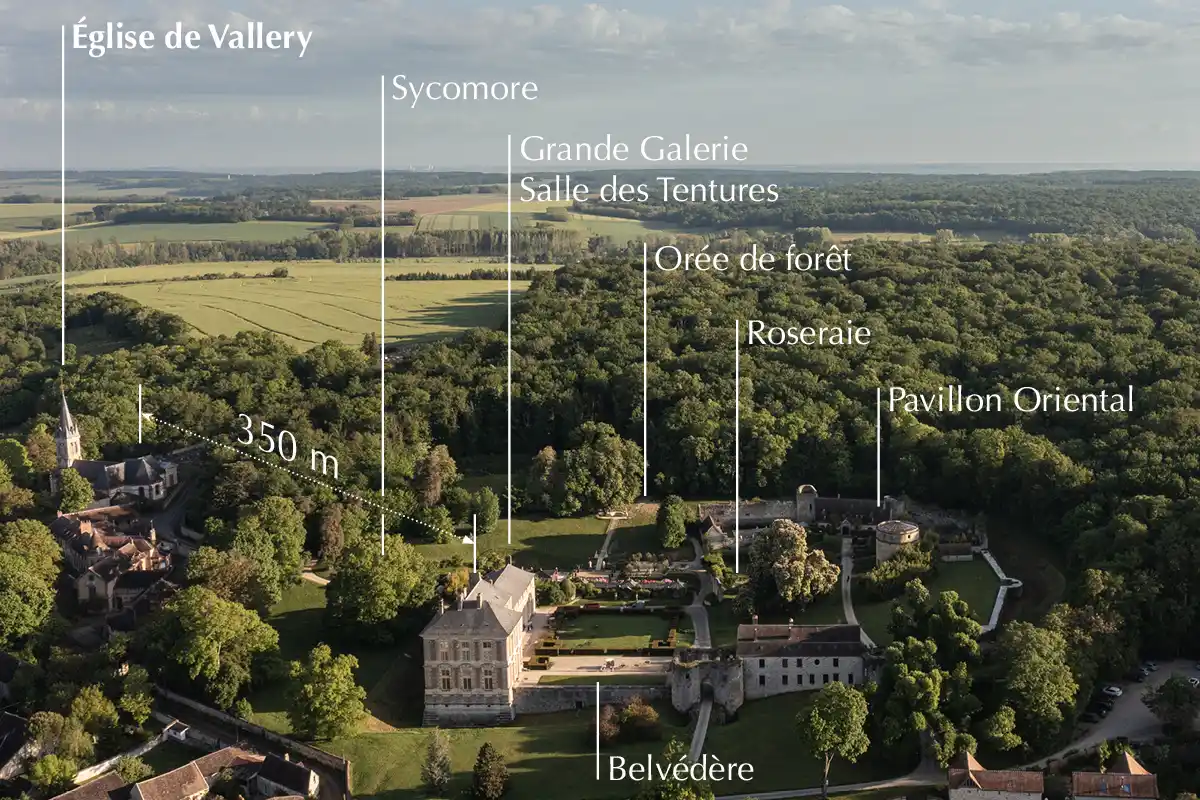vue aérienne du domaine et de l'église de Vallery